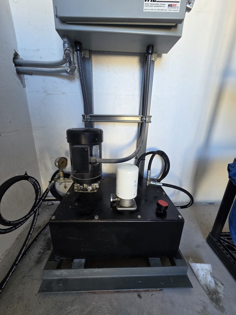 Picture of hydraulic motor and reservoir